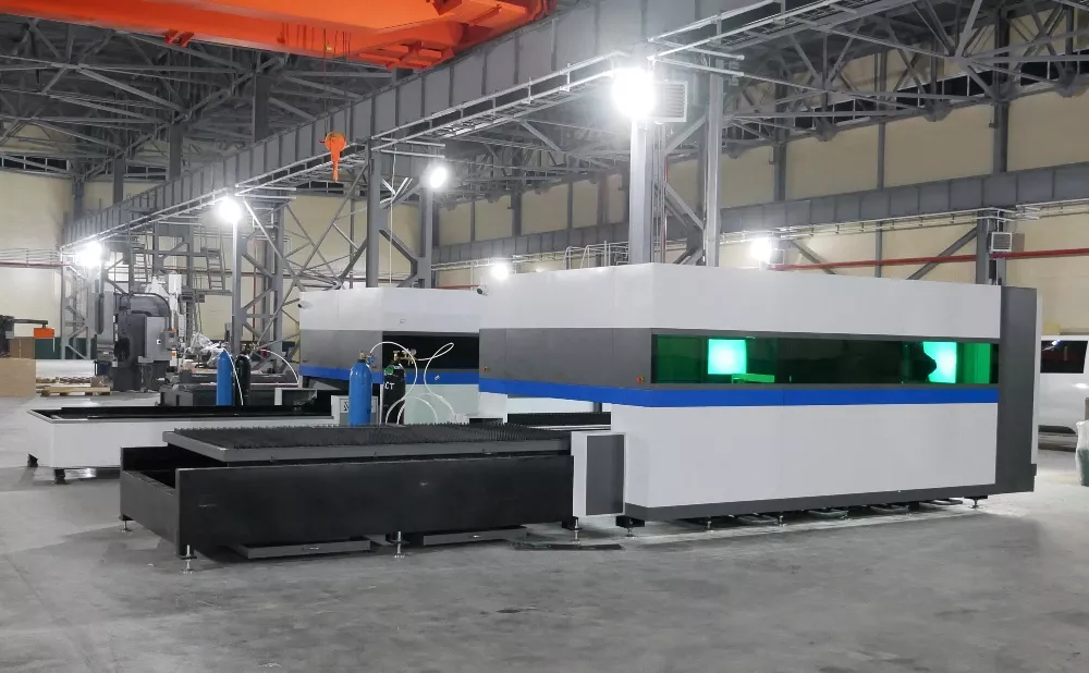 FL-L2040FEHR-4000-D220-Raycus Лазерный станок для резки листового металла и труб со сменным столом и кабинетной защитой