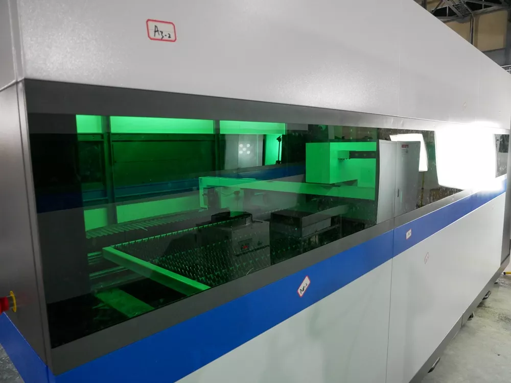 FL-L1530FH-10000-IPG Аппарат лазерной резки для листового металла с кабинетной защитой